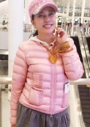 同穿粉色衣服，63岁米雪、刘晓庆辣眼睛，64岁赵雅芝优雅动人