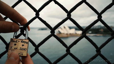 你们的爱情信物，都变成了景区垃圾