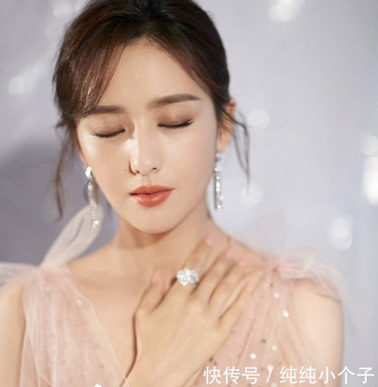 「 真好」穿民族风裙子条纹魅力无限，丫丫真美，佟丽娅身材真好