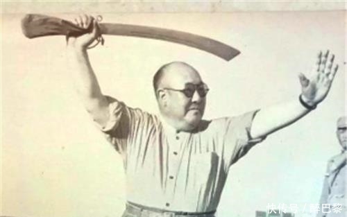  『逃亡』他带8吨黄金和3个老婆逃亡，挥霍一生，晚年喃喃自语想回祖国了