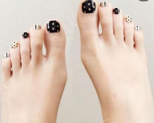  女生：原创 做款美美的脚甲，衬托的脚丫白皙精致，爱美的女生连脚趾都不放过