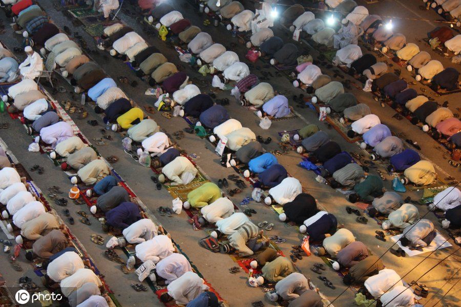 世界各地穆斯林迎接斋月 聚集祷告集体用餐场面壮观
