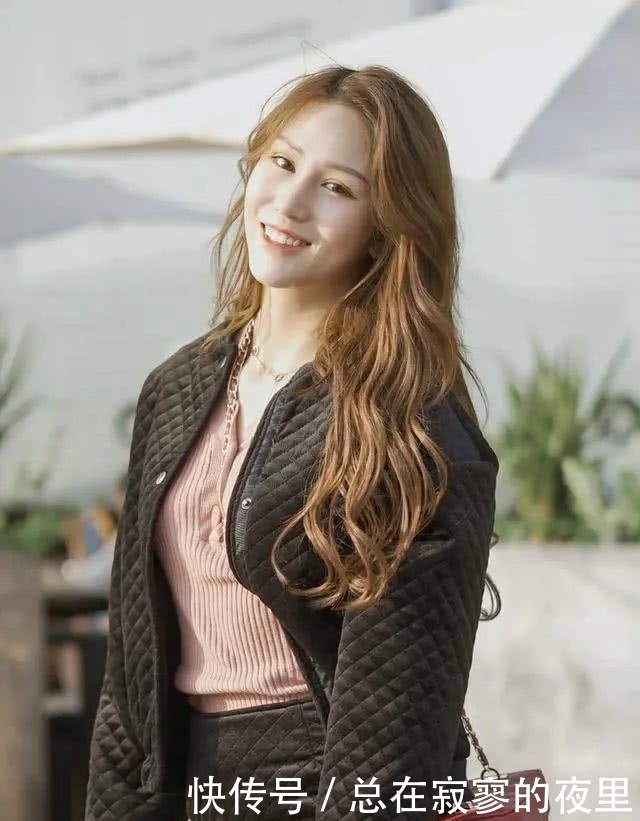 衬衣|墨绿的鱼尾裙搭配白色衬衣衣,非常的显气质