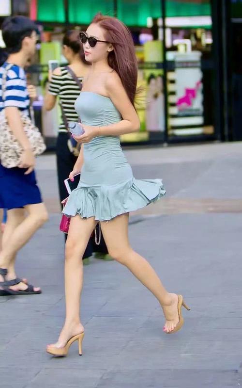 街拍：长相俊美身材完美的小姐姐，光鲜白皙高挑苗条很有气质！