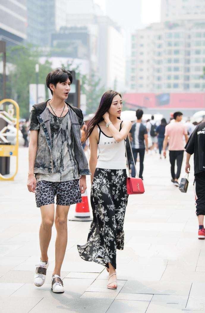 街拍: 抹胸装尽显性感锁骨, 图四小姐姐让人想搂在怀里