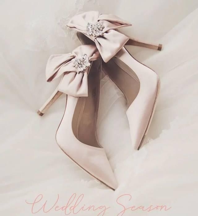  #挑选婚鞋时#不同的场景婚礼，不同的脚型，不同的风格婚礼要怎么选婚鞋？