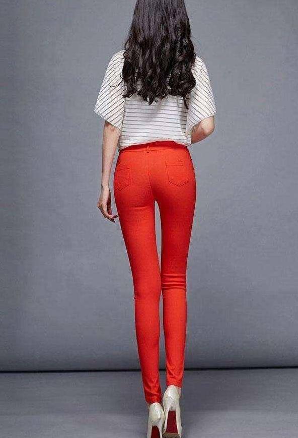 女人穿上紧身裤和包臀裙，有一种若隐若现的时尚之美