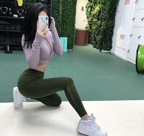 紧身打底裤:挺拔有魅力,显大方有气质!