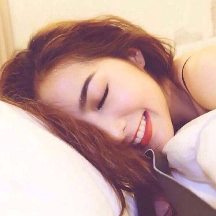 街拍广州:正在上下九逛街的美艳小姐姐，修长美腿跟让人沉沦