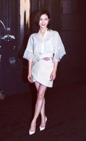 江疏影难得穿长裙去机场，不想却被胯部抢镜，网友：这也太宽了吧