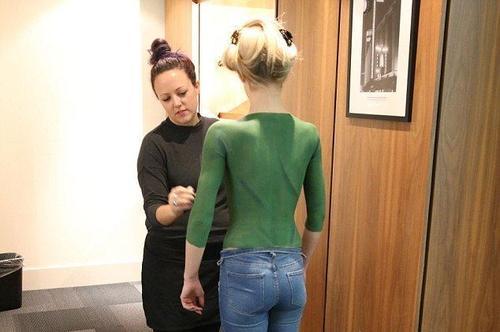 美女没穿衣服街头逛街，你看的出来吗