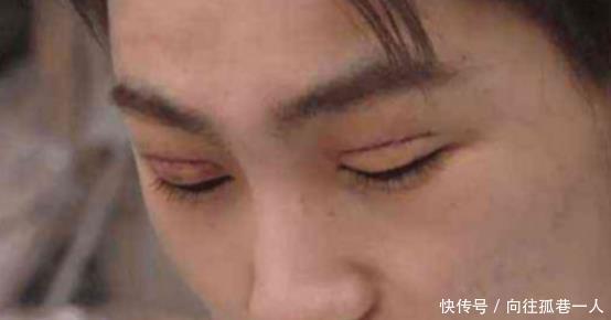 帅气小伙花1300元割双眼皮,女顾客再也不搭理