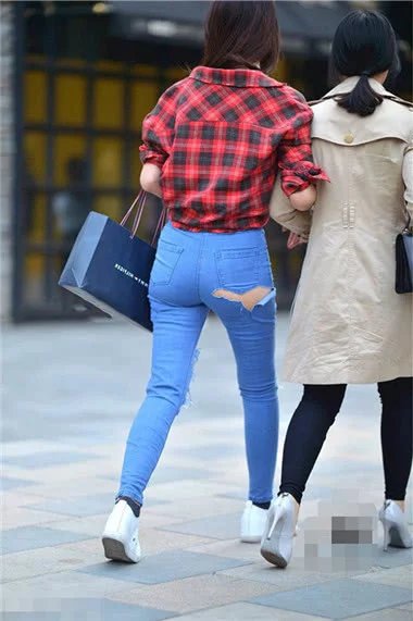 姐妹花逛街穿衣风格很不一样，紧身破洞牛仔裤的小姐姐很有心机更