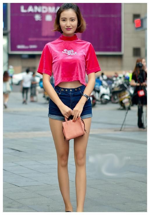 街拍:时尚清凉连衣裙，小姐姐高挑的身材美丽大方