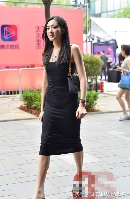 路人街拍：夏天性感美女小姐姐，时尚青春靓丽！