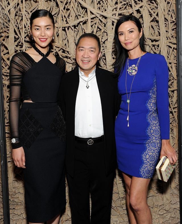 『肚子』邓文迪身材不胖却有“妈妈肚”,穿修身裙勒出两层肚子,太尴尬了