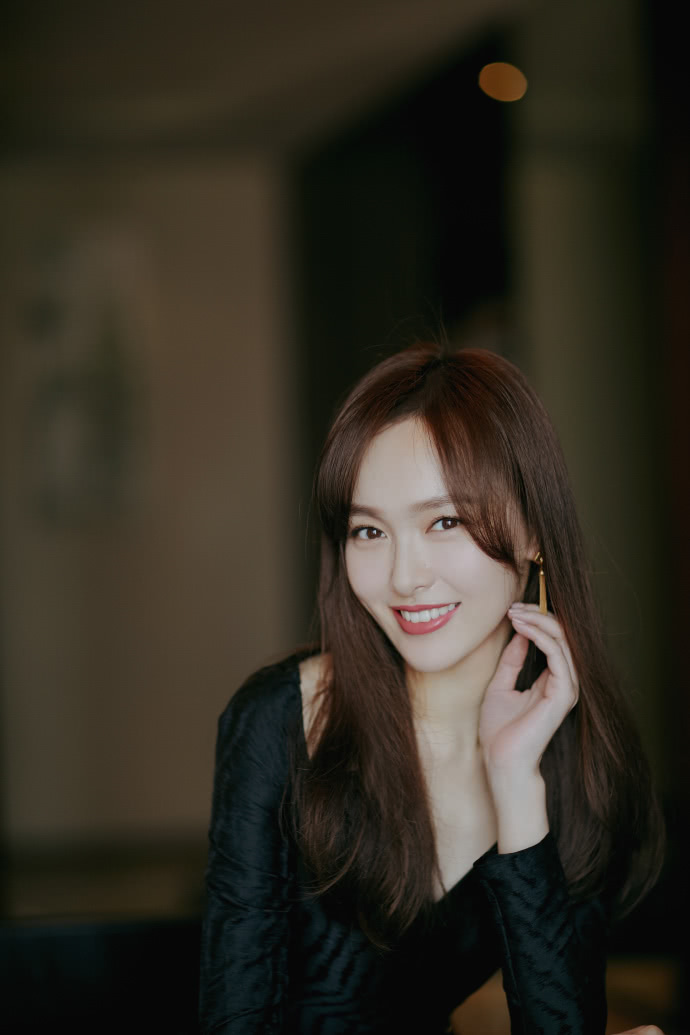 唐嫣美照曝光重回颜值巅峰 笑起来苹果肌看起