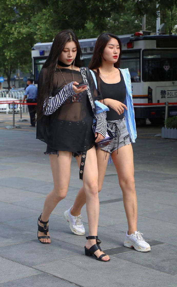 大方|小姐姐穿黑色蕾丝宽松上衣出门,大方秀出好身材!