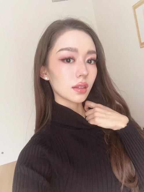  [样子]吉娜跑偏变网红！明明是小清新非要化浓妆，大厚嘴唇实在欣赏不了