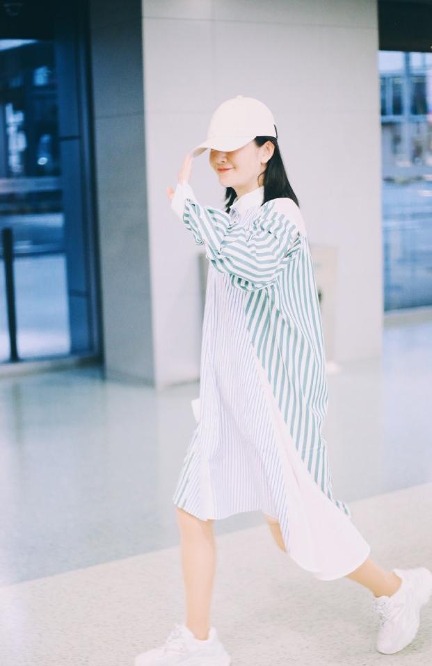 谢娜现身机场,穿大妈同款深色碎花裙,有种女神归来的感觉
