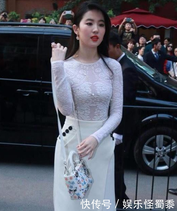 刘亦菲越来越敢穿，镂空透视上衣穿出“蚊帐”即视感，网友：真想