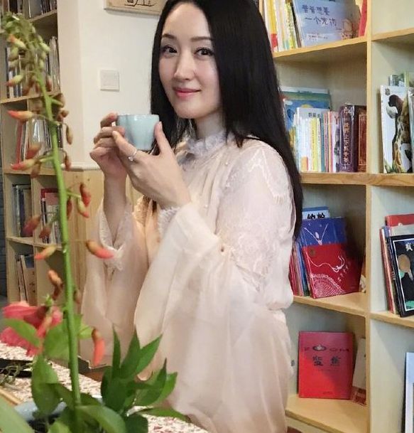 杨钰莹为扮嫩,46岁活生生穿成16,然而脚上鞋子却暴露了一切