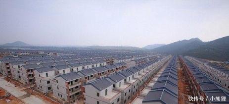 农村统一建房, 有楼住有钱补, 专家都很支持, 农民却问了3句话