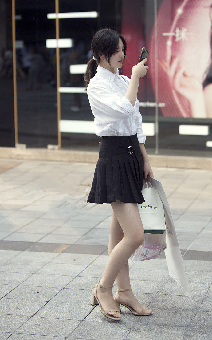 重庆街拍，走在时尚前沿的高颜值美女，哪一个更让人心动?