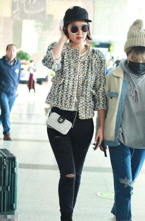 看了唐艺昕这双腿, 男人都要怀疑人生, 真不知张若昀每天怎么过的