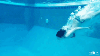 泫雅的“可乐瓶”身材逆天，单手脱衣简直酥断腿！尤物级别的性感