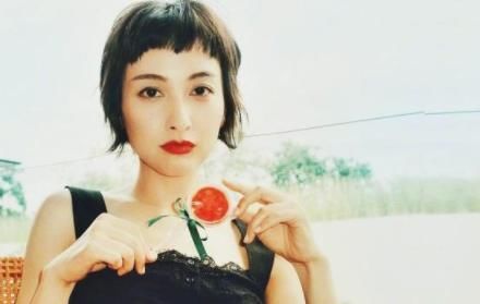 吴昕的吊带装与她的素颜天差地别 网友：东北赫本和大妈的区别