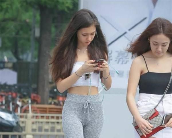 路人街拍，吊带连衣裙衬托出美丽动人的身影，活力十足魅力绽放