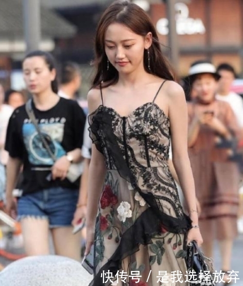 『 皮肤』唯美黑纱吊带裙尽显白皙的皮肤，路人街拍：小姐姐甜美笑容治愈人心