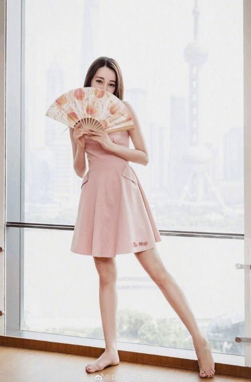 被热巴、王丽坤、唐嫣、韩雪的蜜桃裙圈粉，这个夏天你被谁甜到?