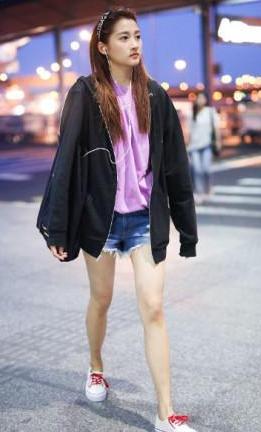 关晓彤裙子短到光站着“风景”都清晰可见！网友：都想替她往下拽