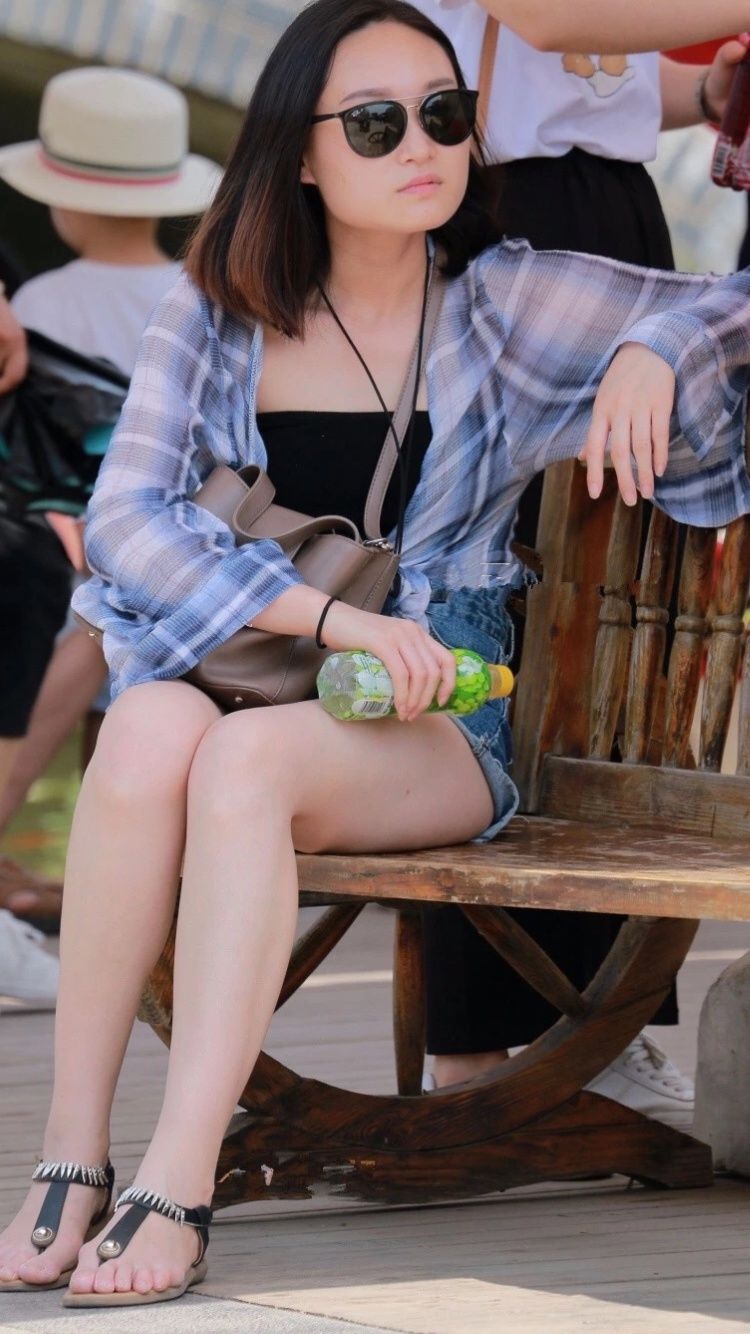 街拍丨一直以来是我们搞错了，穿短裤当然是坐着的时候最性感!