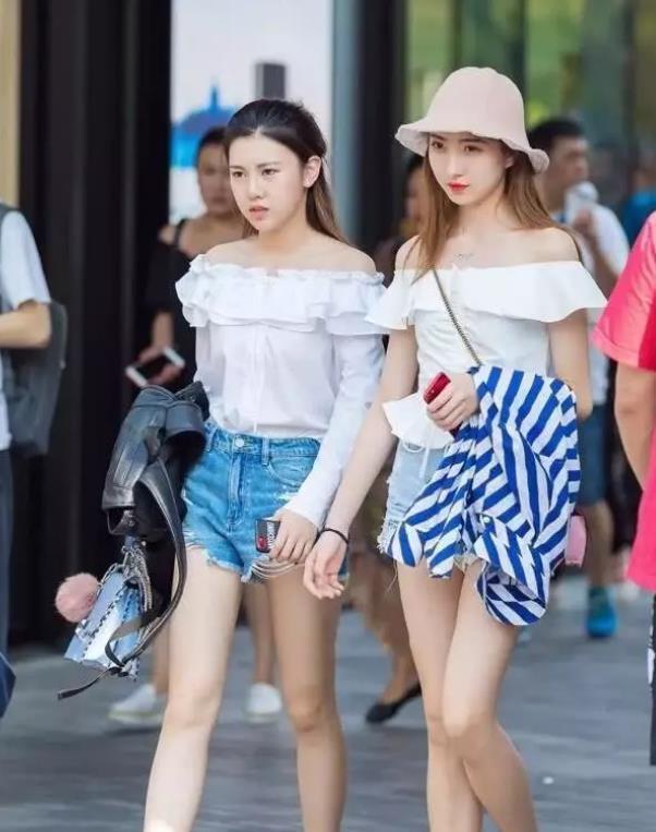  美女@街拍：面带微笑气质大方的美女，黑色上装搭配牛仔裤，身形自然大气