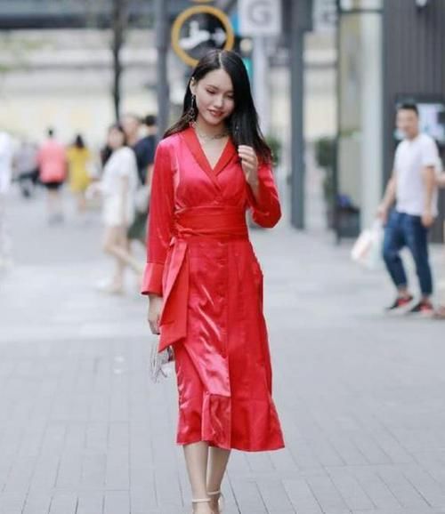  『风采』街拍：面带笑容的美女，一条黑色的连衣裙，时尚唯美气质风采