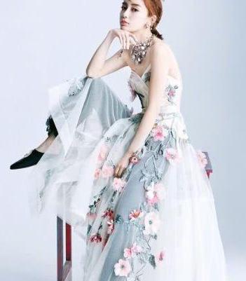 杨颖一身薄纱裙宛如仙女下凡, 给人眼前一亮的感觉!