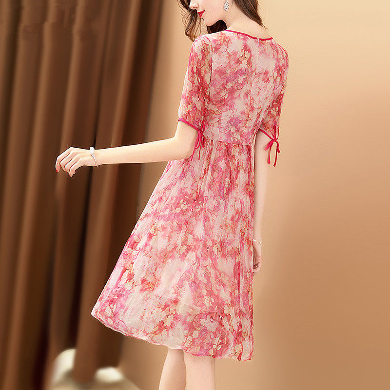 有肚子的女人要穿“宽”点，试试下图高级女裙，胖人穿出时髦感