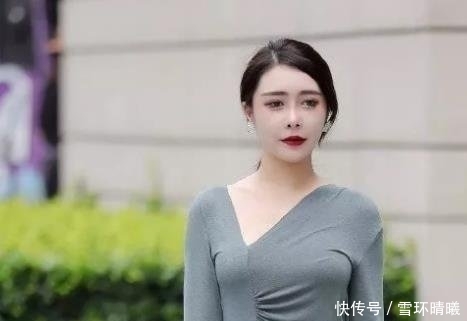  偶遇：街头偶遇优雅小姐姐，搭配灰色长袖，自然大方有魅力