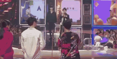 李宇春遭男粉丝强吻引热议,吴青峰四字暗示真相,4处细节让网友