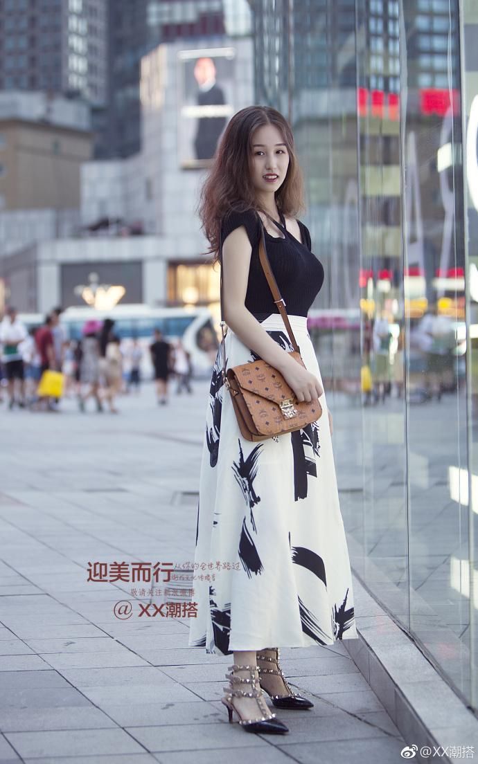 街拍:美女穿“透视”上衣，朦胧间显现的好身材，让人为之叹服