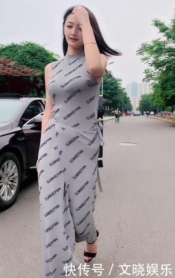  #身材#街拍小姐姐，身材高挑的美女搭配连衣裙，高贵又好看