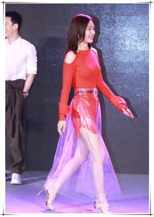 秦岚的时尚我不懂！穿个塑料布就出来了，网友：幸好黄晓明没要你