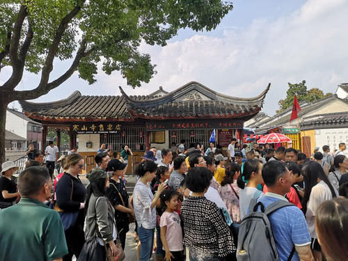 国庆苏州香火最旺的寺庙，寺内人山人海，网友回复：都因一首唐诗