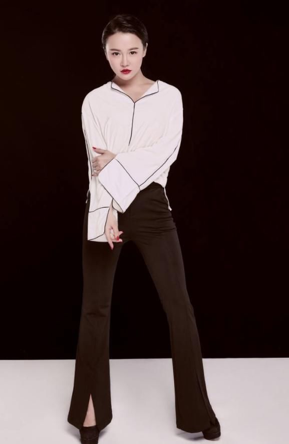 冉莹颖这胯也太宽了吧，旗袍都要撑炸了，网友：邹市明驾驭得了吗