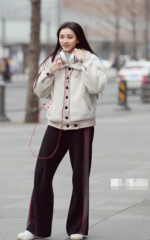  『美女』美女街拍：阳光可爱的小姐姐，黑色紧身针织半裙的穿搭，魅力十足