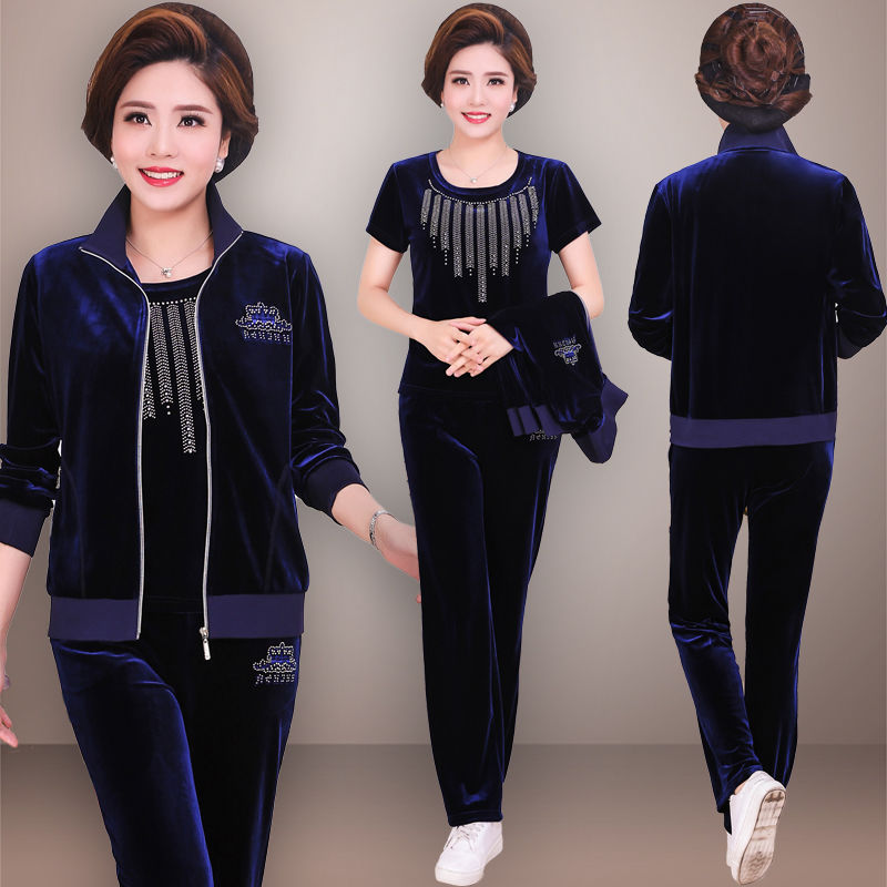 假如你年逾53，一定穿嫩点，试试这高档套装，时髦洋气显年轻