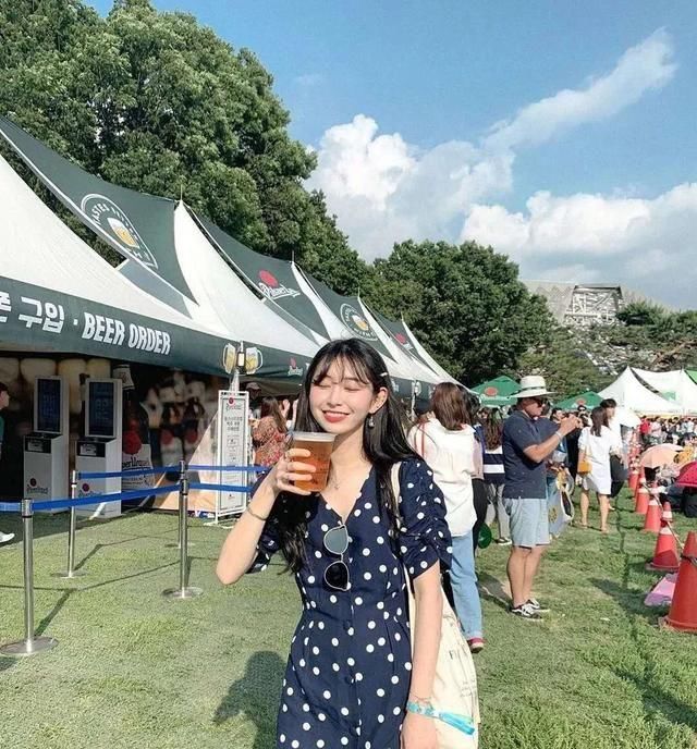  『V领』今夏流行穿“茶歇裙”！遮肉显瘦，轻松穿出高级感